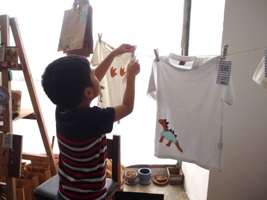 息子と一緒にモノづくりにチャレンジ「布をコラージュしたTシャツづくり」