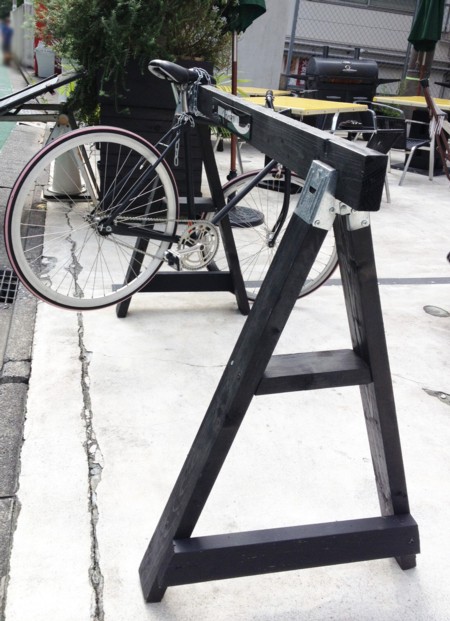 街角スナップ：自転車のためのソーホースブラケット
